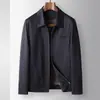 Chaqueta para Hombre 2026 Primavera y Otoño Cuello Solapa Versión con Cremallera Estilo Old Money Negocios Ante Superior Abrigo Casual para Hombres Jóvenes y de Mediana Edad