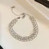 Pulsera geométrica abierta de cuentas de vidrio con circonita de dopamina, minimalista y única, con una estética de alta gama y dulce.
