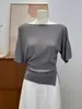 Camiseta corta de manga corta con hombros descubiertos estilo francés suéter de seda helada diseño nuevo de verano para mujer top corto con hombro asimétrico ajustado a la cintura