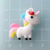 Acessórios de unicórnio arco-íris de borracha macia, acessórios de grampo de cabelo de PVC, patch de emblema para roupas e chapéus DIY