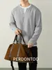 [Sensación Perezosa y Relajada] Textura de Cuadros Falso Dos Piezas Camiseta Holgada de Manga Larga para Hombre Hombros Descubiertos Cuello en V Otoño Sentido de Alta Gama