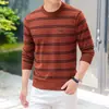 Nova coleção de outono: Suéter de tricô Puyuan para homens, uma peça versátil de jacquard listrado, perfeita como camada intermediária ou base para uso casual
