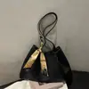 Bolsa Feminina Personalizada de Grande Capacidade, Estilo Novo Primavera 2026, Bolsa Tote Retrô e Elegante, Bolsa de Ombro Simples para Trabalho e Deslocamento para Mulheres