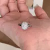 Anel de Diamante Cubo de Açúcar Brilhante de Luxo Leve Geométrico Feminino Moda Versátil Dedo Indicador Vintage Brilhante Anel de Nicho Feminino Atacado