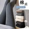 Medias de algodón procesable con rayas verticales y lunares gris ahumado flockeados para mujer, adecuadas para usar como prenda exterior, leggings negros engrosados de compresión adelgazante