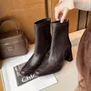 Botas Novas Elásticas de Salto Grosso Botas Slim Botas de Salto Alto Curtas Botas Femininas Francesas Outono e Inverno Botas de Cano Curto 2025 Bico Quadrado Femininas Forradas com Lã Pequenas