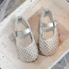 Sandálias Femininas Mary Jane Sapatos de Couro 2026 Primavera e Verão Novos Estilosos Sapatos de Princesa Prateados Sapatos de Cristal para Meninas
