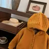 ¡Nuevo terciopelo cálido de invierno de la dulce Xiaosi! Ropa Infantil Coreana Niña Pequeña Ganchillo Calado Tejido de Punto Engrosado Ropa de Punto con Capucha