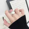 Anillo Ancho de Dedo Índice con Letra Plateada Vintage Desgastado para Mujer, Diseño de Nicho de Lujo Ligero con Sensación de Alta Gama, Nuevo Estilo de Moda 2026