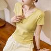 # Algodón Peinado Puro # Camiseta de Manga Corta con Cuello en V de Diseño de Alta Gama para Mujer, Nuevo Estilo Verano 2026, Top Retro con Botones en el Hombro.
