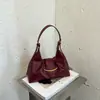 Bolsa de ombro de nicho estilo retrô, bolsa transversal versátil para mulheres, bolsa de couro macio estilo bolinho para debaixo do braço 2026, novo estilo para o dia a dia