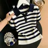 2026 Verano Nuevo Ajuste Delgado Estilo Old Money Cuello Polo Medio Botón Rayas Tejido de Seda de Hielo Manga Corta Camiseta para Mujer Moderna