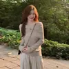Estilo francês suave top de um ombro cor sólida macio feminino outono novo temperamento de desejo puro suéter de tricô ombro a ombro branco