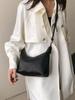 Bolso plisado portátil de nicho para mujer, otoño e invierno 2023, nuevo bolso retro de moda para axilas, bolso bandolera con bandolera a juego.