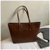 Bolso Retro de Gama Alta con Relieve para Mujer 2025 Nueva Moda Bolso de Hombro de Gran Capacidad Bolso de Mano para Viajes Diarios Bolso Tote