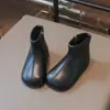 Botas de couro infantis, botinhas para outono e inverno, sapatos de bebê para meninos e meninas com sola macia e zíper lateral, sapatos de bebê marrons e pretos