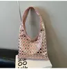 Bolso Nuevo de Remaches Estilo Europeo y Americano 2026 de Moda Gran Capacidad Simple Casual Texturizado para Hombro o Axila Tipo Cubo para Mujer