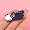 Broche de Gato de Dibujos Animados Creativo y Lindo, Insignia de Metal Esmaltado con un Gato Mordiéndose el Trasero, Accesorio para Ropa