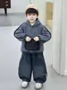 Conjunto de Sudadera con Capucha Rayada de Terciopelo Plus para Niños Otoño e Invierno 2026 Nuevo Elegante Jeans Gruesos para Bebé