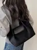 Elegante bolsa de mano de gran capacidad estilo francés para principios de otoño 2026, bolso de hombro de nicho, alta costura, elegante, bolsa ligera para el hombro