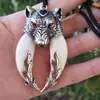 Joyería al por mayor sin oro ni plata. Diente de lobo de alta imitación de resina. Colgante de diente de lobo para hacer tú mismo