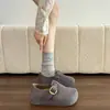Sapatos estilo Birkenstock com sola grossa, totalmente fechados, que aumentam a altura, nova coleção outono 2026, sapatos slip-on versáteis com solas macias, modelo feminino