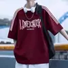 Camiseta Masculina de Manga Curta Estilo Americano com Três Listras Cor Vinho, Novo Modelo Verão 2025, Camiseta Versátil Esportiva de Corte Solto