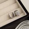 Aretes Cuadrados de Diamante Completo Plateados para Mujer 2026, Aretes Súper Elegantes con un Toque de Lujo, Accesorios para Orejas de Lujo Ligero para Rostros Cuadrados y Redondos