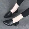 Zapatos de madre con suelas blandas, zapatos de mujer, nuevo modelo de otoño 2026, zapatos individuales cómodos para ancianos, zapatos de cuero bordados poco profundos retro estilo étnico