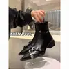 Diseño de punta fina correa de doble hebilla botas de moda mujer 2026 Primavera/Otoño nuevo estilo europeo y americano versátiles de moda botas para el día a día