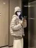 Chaqueta de algodón acolchada ligera súper elegante estilo coreano para mujer, diseño corto con capucha, perfecta para figuras petite, proporcionando calidez y un estilo de cuello alto para invierno
