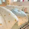 Juego de ropa de cama de cuatro piezas estilo Ins, Clase A, apto para madres y bebés, con sensación de alta gama, hecho de algodón con ribete de encaje calado, incluye sábana plana y sábana ajustable