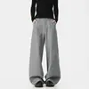 Pantalones negros de pierna ancha para hombre con diseño de raya de planchado central, cintura elástica, corte holgado, caída fluida y estilo casual hasta el suelo.
