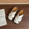 Chinelos de fundo plano, design slip-on trançado, bico fechado, meias-calças para mulheres, uso externo de verão, 2026, saia com senso, romano retrô