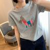 24 Primavera/Verão Nova Casual Versátil Emagrecimento Ombro Regular Estampa de Pônei Gola Redonda Escovada Camiseta de Manga Curta para Mulheres