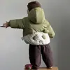 Conjunto Nuevo Estilo Invierno 2026 para Bebé Niño de un Año Estilo Coreano Ropa de Bebé Dibujos Animados Chaqueta de Plumas Capa Interior Pantalones de Algodón Conjunto de Tres Piezas