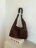 Bolso de mano vintage de gran capacidad para mujer para desplazamientos, estilo diario simple, bolso tote con remaches en el hombro, nuevo 2026 transfronterizo