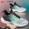 Zapatillas Warrior para hombre, nuevo modelo de otoño 2026, zapatos de viaje transpirables de punto flyknit con suela blanda, zapatillas para correr al aire libre, zapatos casuales