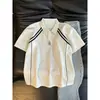Camisa polo listrada de manga curta estilo retrô americano para homens, nova camiseta desconstruída de manga meia-manga resistente para o verão de 2026