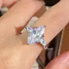 Anel Elegante de Luxo Leve de Alto Padrão com Zircônia Grande Navete Versátil Temperamento Moissanita Sintética Anel de Noivado Feminino Anel de Diamante