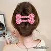 Um grampo de cabelo estiloso e versátil para mulheres, apresentando um design de bico de pato que não pressiona a parte de trás da cabeça, perfeito para criar penteados elegantes no outono e inverno.