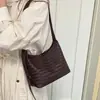 Elegante bolsa de ombro trançada para mulheres, nova moda outono 2026, bolsa de ombro simples, bolsa transversal tote para o dia a dia