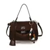 Bolso tote retro de nicho de lujo ligero europeo y americano para mujer, principios de otoño de 2026, bolso de hombro y bandolera de alta gama esmerilado para el día a día