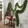 Guirnalda de frutas rojas navideñas densa de caucho suave de vid artificial de cedro transfronteriza para decoración de escaleras, chimenea y mesa de comedor