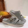 Pantuflas cruzadas europeas y americanas casuales con hebilla, cómodas, talla grande, en stock, pantuflas deportivas frescas de verano cruzadas para mujer, venta al por mayor, talla grande