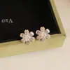 Collar con colgante de flor de circón de estilo delicado, cadena para la clavícula de temperamento nicho de lujo ligero, accesorio femenino de alta gama versátil y de moda