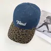 Gorra de Béisbol Retro Americana con Estampado de Leopardo, Bloques de Color y Bordado de Letras, Sombrero de Moda Versátil para el Verano que Hace que la Cara Parezca Más Pequeña
