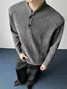 Camiseta de manga larga para hombre estilo retro americano con cuello Henley para otoño e invierno, una capa base elegante y versátil de corte holgado para hombres jóvenes