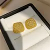 Pendientes de rejilla de plata chapada en oro hueca en forma de diamante y pendientes cuadrados huecos, pendientes transfronterizos europeos y americanos, pendientes de lujo ligero de alta gama al por mayor