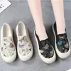 Sapatos Femininos Novos de Primavera 2025 Bico Redondo Slip-On Sapatos de Lona Sapatos Femininos Respiráveis de Solado Macio Sapatos Estudantis Preguiçosos Sapatos Avulsos Atacado